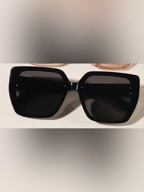 Retro Style Black Frame Sunglasses - New Never Worn